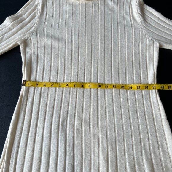 Neiman Marcus wool and cashmere blend lightweight turtleneck - Picture 5 of 11